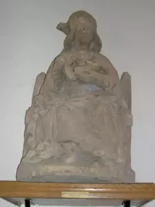 une statue de St Nicolas, évêque bénissant